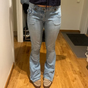 Low waist jeans - Så snygga lågmidjade bootcut jeans med superfin design💖 midjemått tvärs över är 38cm. De är sydda med symaskin för att bli lite mer bootcut, se sista bilden💖