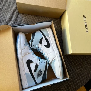 Jordan 1 mid ice  - Säljer nu dem här jättesnygga Jordan 1 mid ice | Storlek 45,5 men passar 45 | skick: 8,5/10 lite smutsiga | köpta för 2700kr på step4styl i Uppsala | mitt pris: 1500kr 