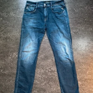 Replay jeans! - Nu säljer jag ett par riktigt snygga replay jeans till ett bra pris! Skicket är väldigt pra på byxorna, 9/10, jag är även öppen för byten, nypris är 1500! Skriv om ni haf några frågor!