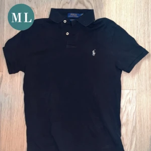 Ralph Lauren Piké  - Säljer en ritkigt snygg Ralph Lauren piké i bra skick. Färgen är svart och storleken small. Skriv gärna för mer info och bilder!