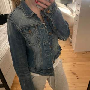Cool jeans jacka💗står storlek 42 men det skulle jag absolut säga är fel, mer som en xs/s💗
