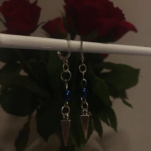 Snygga Örhängen💕 - Marinblåa örhängen med nitar 79kr/par + frakt 