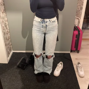 ljusblåa jeans  - i fint skick, är 1,66 passar perfekt och bra längd!❤️orginalpris 800kr
