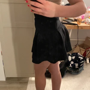 En somrig kjol - En svart kjol. Den e helt ny. 