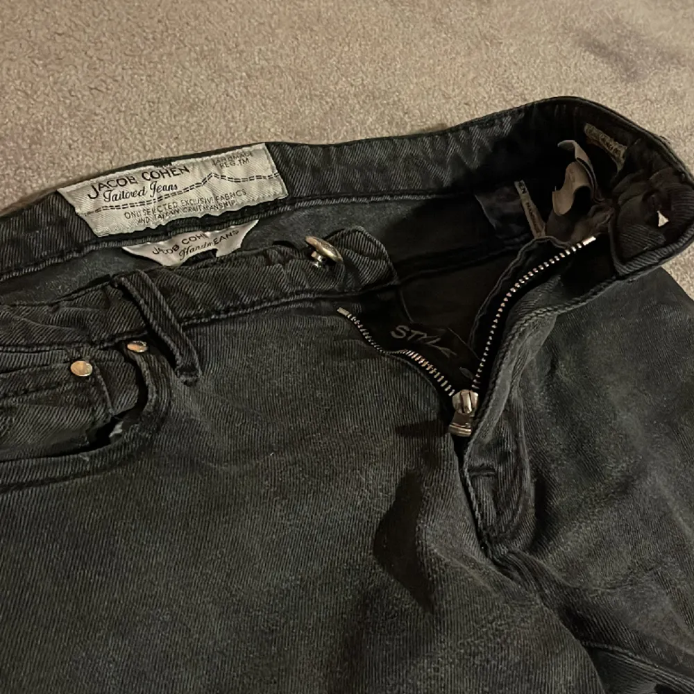 Säljer dessa riktigt eftertraktade Jacob Cohen jeans! Riktigt bra skick, inga defekter. Storlek 30. Skriv om ni har några frågor!. Jeans & Byxor.