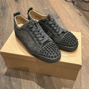 Christian Louboutin Sneakers - Loubs i utmärkt skick, storlek 44 passar 44,5-45. Nypris 8500 mitt pris 3500. Box och dustbags fås med. Bara att skriva vid frågor eller funderingar, över 50 refs finns! 