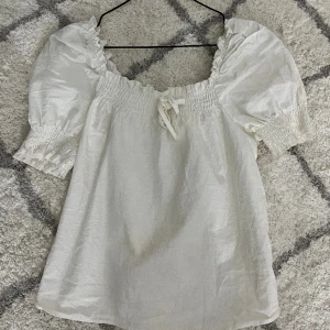 Blus - Blus från H&M i bra skick. Knappt andvänd, perfekt till sommaren💕