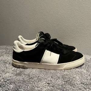 Valentino Flycrews - Tjena! Säljer dessa riktigt fräscha o goa valentino flycrews i storlek 42, slitningar på insidan av skon men annars i riktigt bra skick, går att tvätta och ”liva” upp dom ännu mer. Hör av dig vid frågor eller funderingar👊