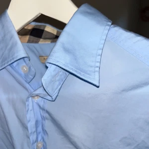 Burberry skjorta - Helt okej skick inte använt så många gånger, heller inget slitet på den som hål eller annat. 