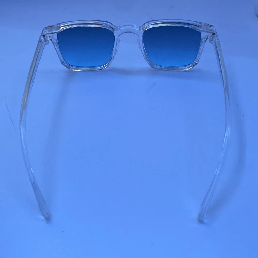 Säljer mina super fina solglasögon som köptes i somras när jag var i Frankrike. Säljer dom eftersom att dom inte kommer till användning längre. Har använt dom ungefär 3 gånger och dom är i perfekt kondition. Pris kan diskuteras vid snabbaffär.. Accessoarer.