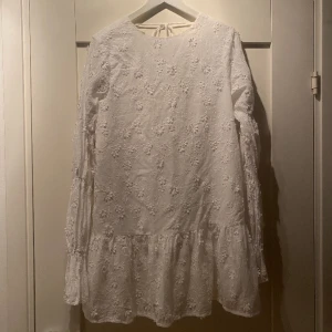 Studentklänning  - Vill inte sälja!!! Utan byter gärna mot en i storlek 38, hör av dig om du är intresserad 🥰🥰