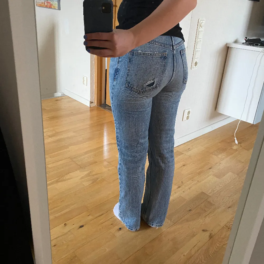 Skitsnygga perfekta, raka jeans från Zara med hål på bakre fickan!❤️ mina företetta absoluta favoritbyxor, men har tyvärr nu blivit för små:( Angående längden så sitter de perfekt på mig som är mer eller mindre 166cm, ordpris ca 500kr. Jeans & Byxor.