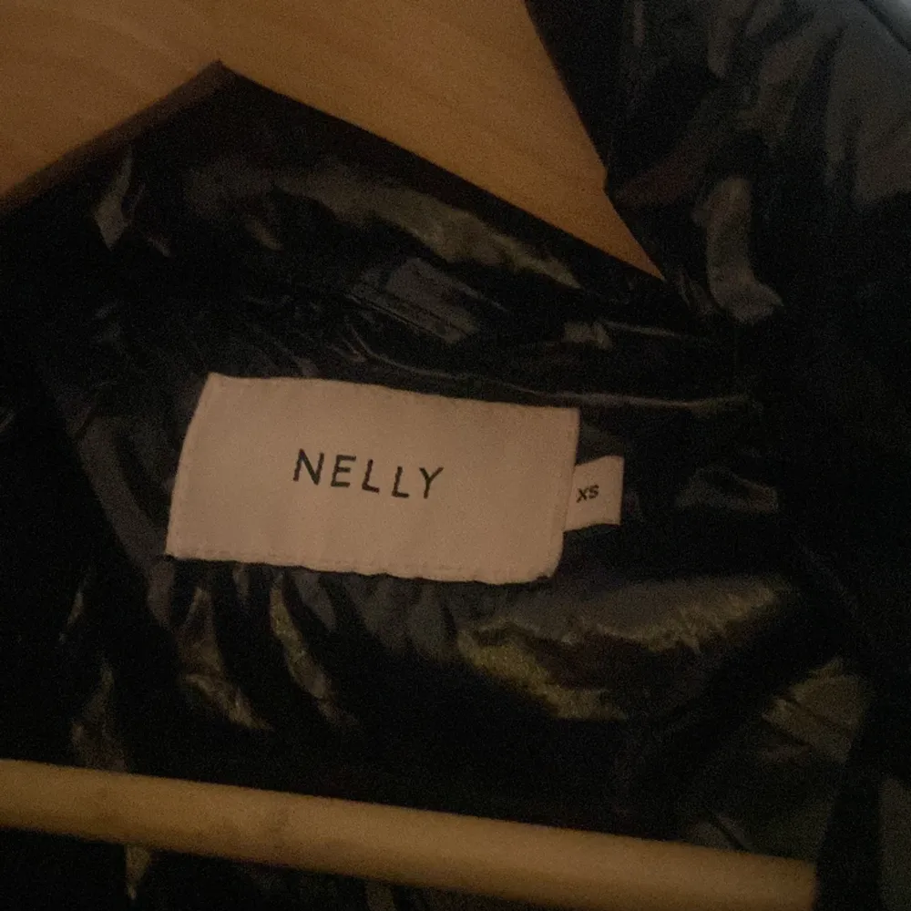 Säljer denna jacka från Nelly eftersom att den är inte riktigt min stil! Skriv för fler bilder!  Modellen är 174cm lång och har storleken XS. Nypris: 799kr. Jackor.