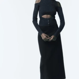 Zara topp - Säljer denna jätte snygga och efterfrågade tröjan ifrån zara i storlek S😍😍Helt ny och säljer då det inte var min stil🥰Kan användas i flera olika tillfällen som fest, middagar och mer🙌🥰Nypris är 329 men säljer för 199❤️❤️✨Andra bilden är lånad❤️