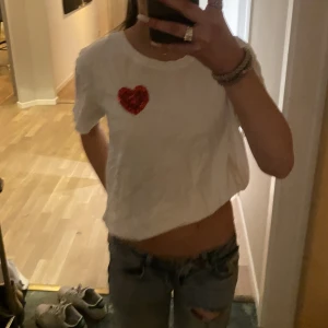 Söt T-shirt med hjärta  - Säljer nu denna söta T-shirt med ett paljett hjärta på bröstet 💕 knappt använd 