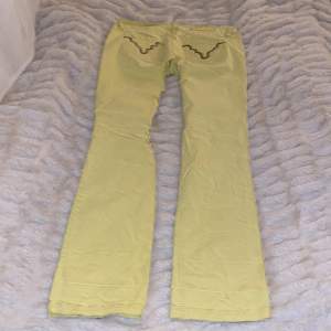 gula lågmidjade jeans med coola fickor, färgen i verkligheten är mest lik bild 2 i denna annons. står storlek ”L” men passar även M. betalning sker via köp nu❤️