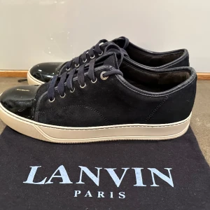 Lanvin  - Hej, säljer dessa sjukt snygga Lanvins! Skorna är i mycket fint skick och i storlek 8! Dustbag tillkommer. Hör av er vid frågor. 