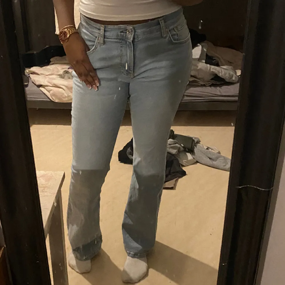 Blåa jeans från Gina Tricot i storlek 38/40 aldrig använda endast provat dom. Dom är för korta i benen på mig så dom kommer inte till användning. Jeans & Byxor.