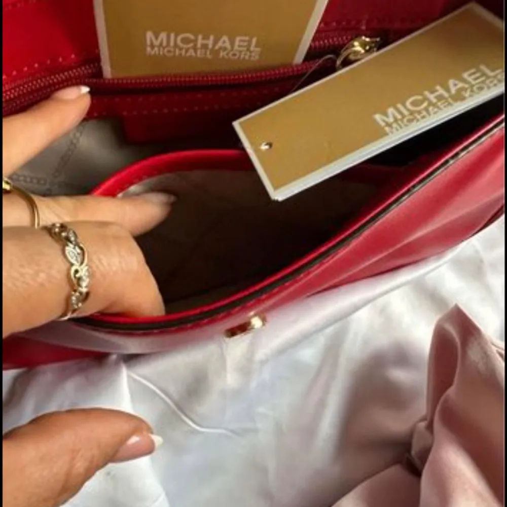 Använd en gång i två timmar.  Jätte fin rödväskan i nya Michael kors modell. Har köpt den i 6månad sen . Väskor.