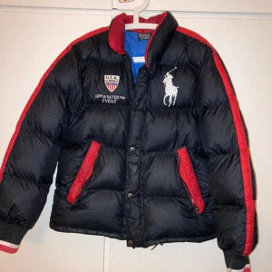 Ralph Lauren Jacka - Säljer nu min Ralph Lauren jacka för det är inte min stil. Nästan aldrig använd använd några gånger. Priset går att diskutera vid snabb affär