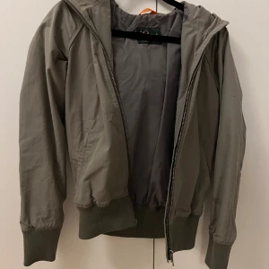 Peak Performance jacka - Grön jacka med luva från Peak Performance, köpt secondhand. Köpare står för frakt.