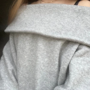 Oversized offshoulder tröja  - Super mysig stickad offshoulder tröja från HM. Säljer då den ej kommer till användning 💕💞