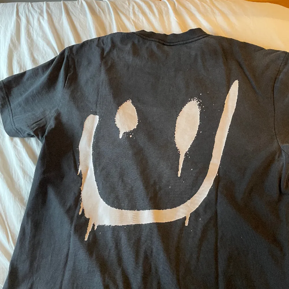 Jättefin svart oversized tröja från weekday! Det är en smiley i bak ( se bild 3) säljer eftersom den inte är min stil längre . T-shirts.