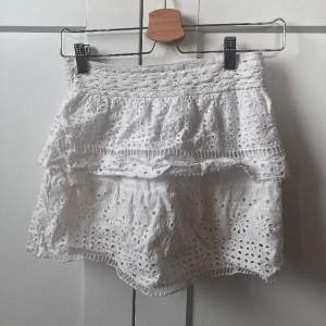 Säljer snygg vit kjol/shorts från zara. Kjolen är från zaras barnavdelning men passar mig som är 1,64!!!💓 