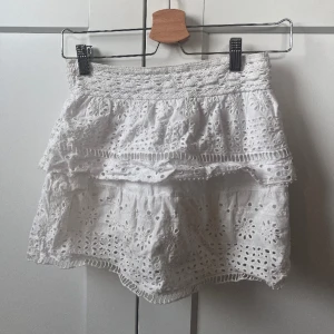 Vit kjol zara  - Säljer snygg vit kjol/shorts från zara. Kjolen är från zaras barnavdelning men passar mig som är 1,64!!!💓 