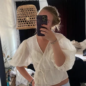 Blus - Så fin blus! Passar till allt, bra skick. Strl 38 men passar mig som har S.