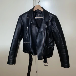 Skinnjacka  - Säljer denna snygga skinnjacka från Zara! Jackan är i använt skick men är fortfarande fräsch och går att använda i många år till. Det är en storlek S men passar också XS! Nypris ca 500kr🖤