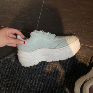 Höga sneakers  - Ett par höga sneakers i storlek 37 i färgen turkos blå 