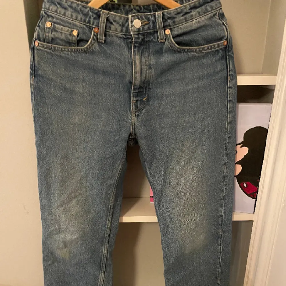 Jättesnygga weekday jeans, mindre defekt på ena knät(se bild 1) men knappt märkbart. Jeans & Byxor.