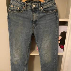 Jättesnygga weekday jeans, mindre defekt på ena knät(se bild 1) men knappt märkbart