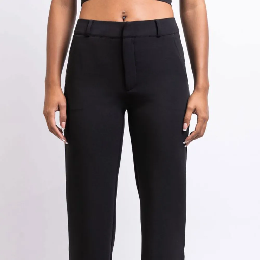 Helt nya kostymbyxor från Madlady. Är i modellen mid Waist Nova black. Storlek EU32 short. Ordpris, 599kr. Jeans & Byxor.