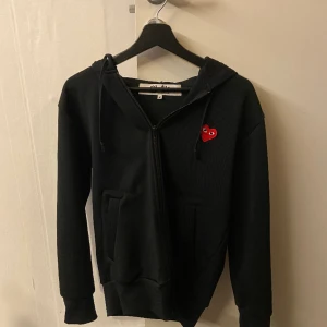 Cdg zip Hoodie.  - Hej, jag säljer en riktigt fett och populär cdg zip Hoodie. Hoodiens skick är väldigt bra i och med att den är knappt använd. Nypris är ungefär 3000kr. Hör gärna av er om ni vill ha fler bilder eller har några frågor. Buda gärna! 