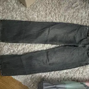 Super snygga jeans från weekday, säljer då de inte kommer till användning längre. Dessa var mina favoriter förut. Ny skick. Ljus grå med bruna detaljer.