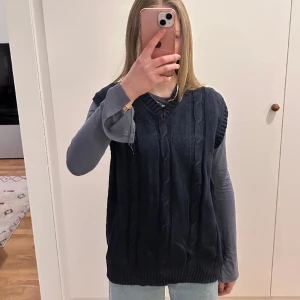 stickad väst - Mörklblå stickad väst köpt second hand från märket ”and”. Står inte vilken storlek men skulle gissa M/L, sitter oversized på mig som har xs/s. Mycket bra skick. Hör av dig om du undrar något💜
