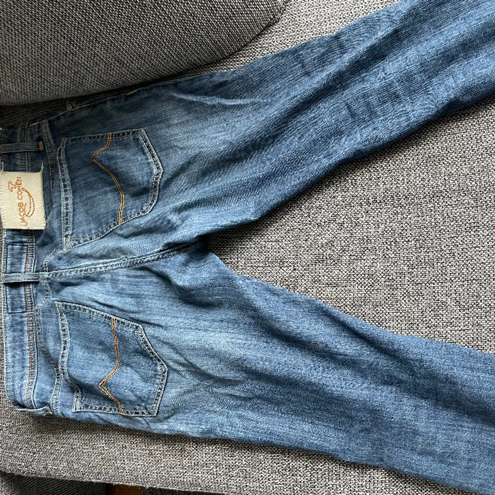 Schyssta cohen jeans från nk Göteborg. Riktigt bekväma och stilrena. Enkla att matcha, nypris 4000, säljer här för 1100kr. Pris kan diskuteras. Storlek 32-33. Jeans & Byxor.