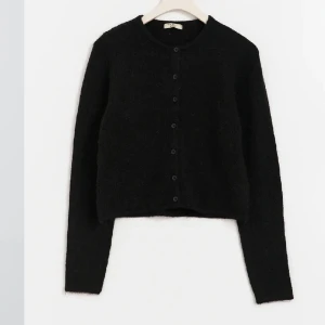 Stickad kofta  - Skit snygg kofta från Gina Tricot!😍😍