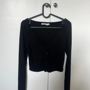 Stickad tröja  - En stickad tröja med knappar och v ring! Jättefin men aldrig använd! Storlek xs