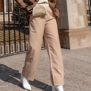 Beige kostymbyxor - Kostymbyxor i jättefint skick från NAKD!  Sparsamt använda.