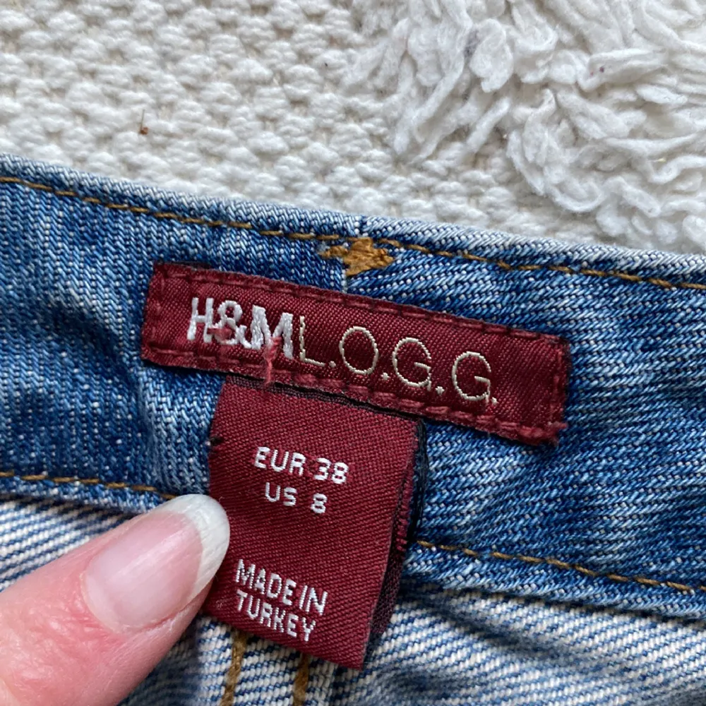 Kort denimkjol från H&M. Köpt second hand. Kjolar.