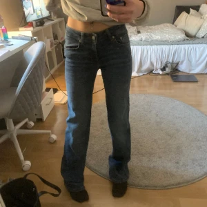 Lågmidjade Jeans - 90s boot Blå Jeans från lager 157 XS - full length , Helt nya använda en gång. Passar inte mig då jag köpte fel storlek.
