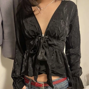 Svart blus  - Sjukt snygg svart långärmad blus som tyvärr är för liten för mig. Jätte bra skick men köpt på vinted💓verkligen så fin och passar xs/s