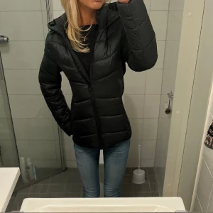Zara jacka - Tunnare figursydd dunjacka från zara! 🤩