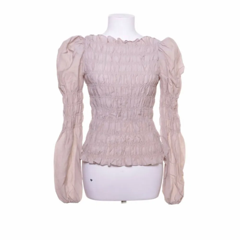 Jättefin beige blus/topp från H&M Trend, väl omhändertagen och i bra skick! Storlek S Material: Viskos, polyamid. Puserot.