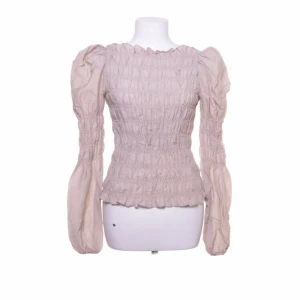 Blus H&M Trend - Jättefin beige blus/topp från H&M Trend, väl omhändertagen och i bra skick!  Storlek S Material: Viskos, polyamid