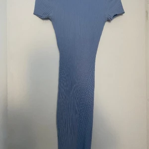 blå klänning - säljer en jättefin blåklintens köpt från zara, den går att använda åt båda håller och har därför klippt bort lappen.❤️ stretchiga och perfekt sommar klänning