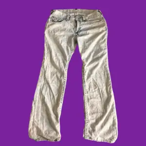 Vita true religion jeans som ej komms till användning. Byxorna har några defekter längst ned av byxan vilket bara är några slitna defekter. Slim fit strl 36. Priset kan diskuteras. Tveka ej att ställa några frågor!🙂